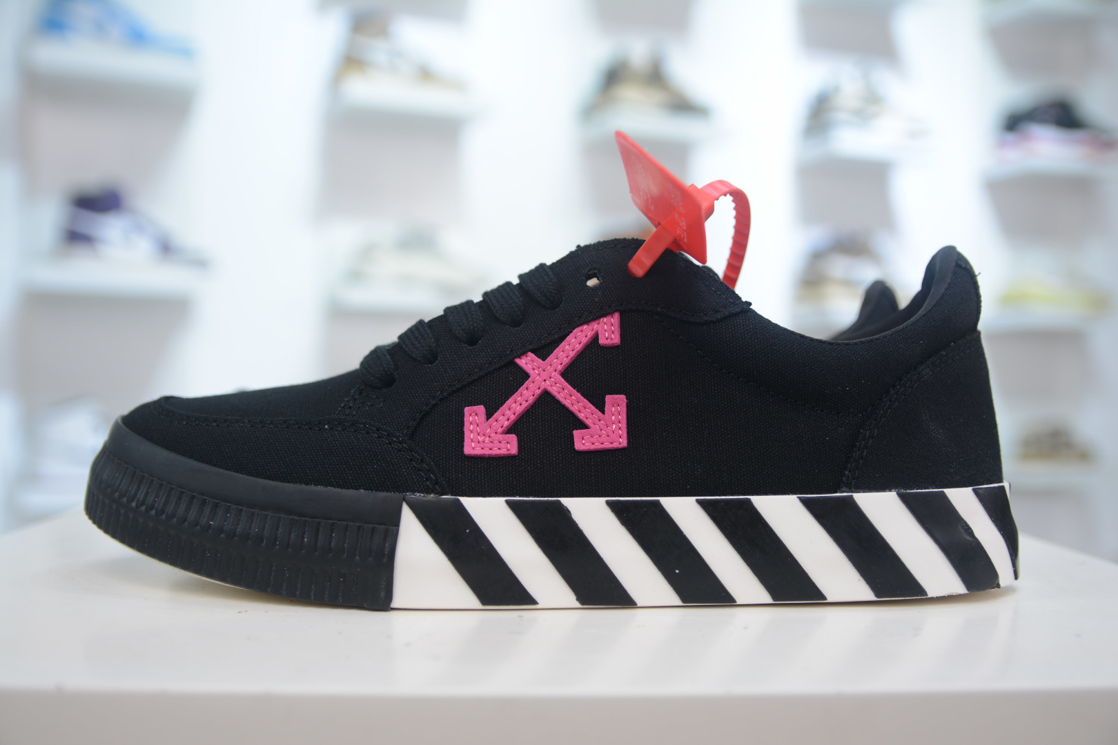 Off-White Vulc Low-Top Sneakers Black, Pink Arrow Logo, Canvas Shoes 2 cmp i1753456920859 1077 0 0