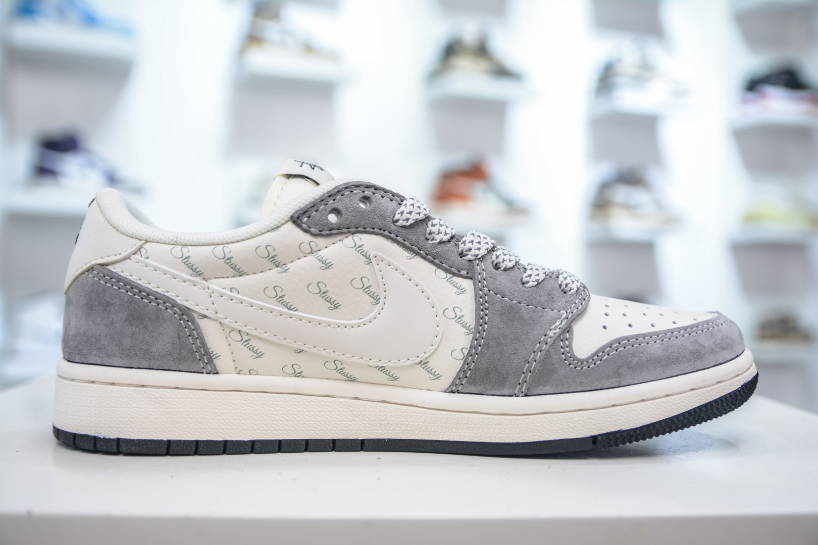 Travis Scott x Nike Air Jordan 1 Low x Stussy - Cream/Grey Sneakers 4 cmp i1753457139250 5900 0 2