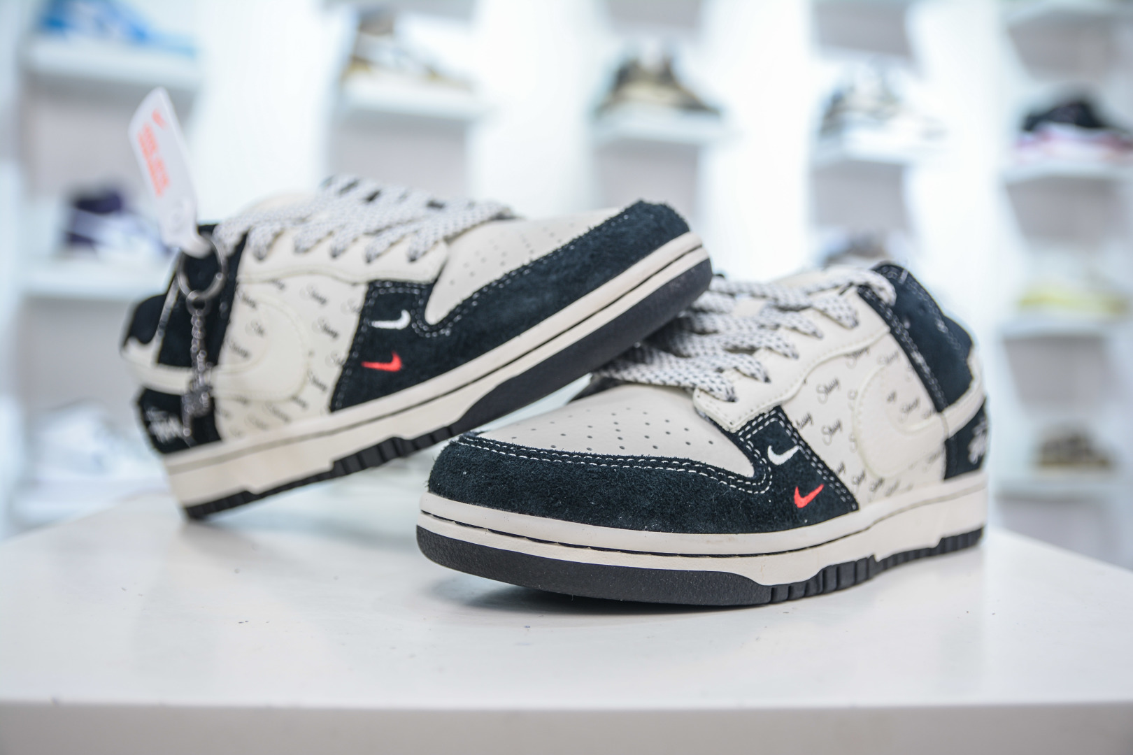 Nike SB Dunk Low x Stussy - White & Black Collaboration Sneaker 5 cmp i1753457211447 4150 0 3