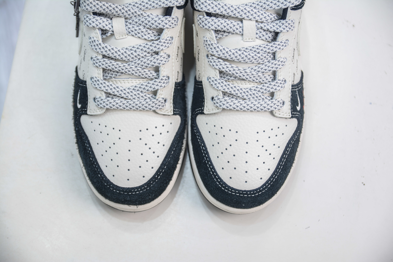 Nike SB Dunk Low x Stussy - White & Black Collaboration Sneaker 10 cmp i1753457211447 8456 0 8
