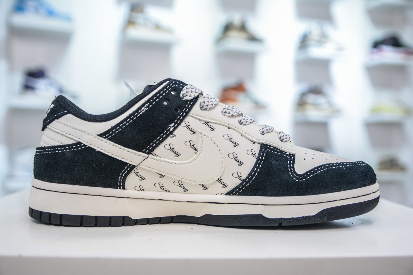 Nike SB Dunk Low x Stussy - White & Black Collaboration Sneaker 4 cmp i1753457212427 7827 0 2