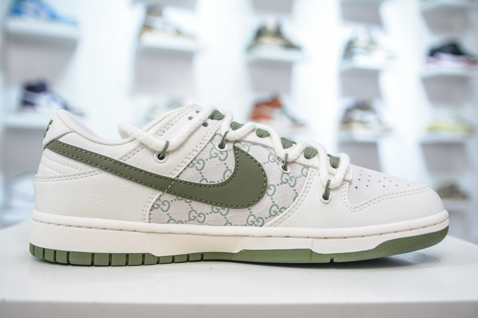 Nike SB Dunk Low x Gucci White Green Sneakers 3 cmp i1753629544355 313 0 2