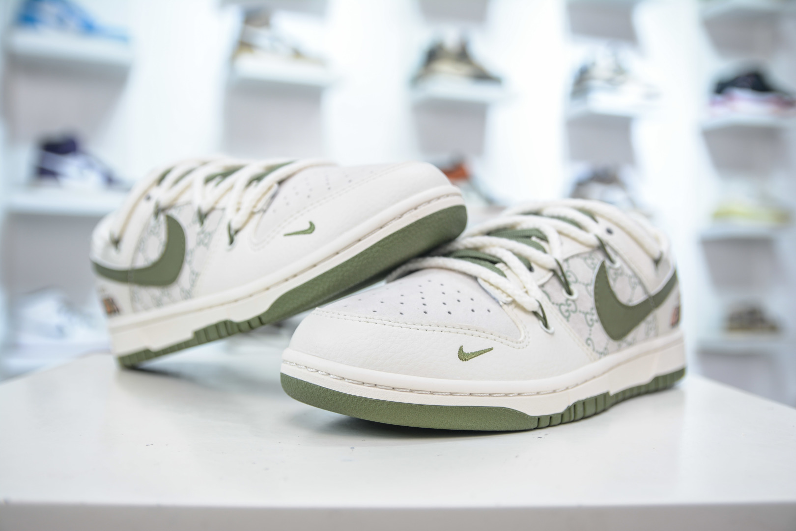 Nike SB Dunk Low x Gucci White Green Sneakers 4 cmp i1753629544394 2303 0 3