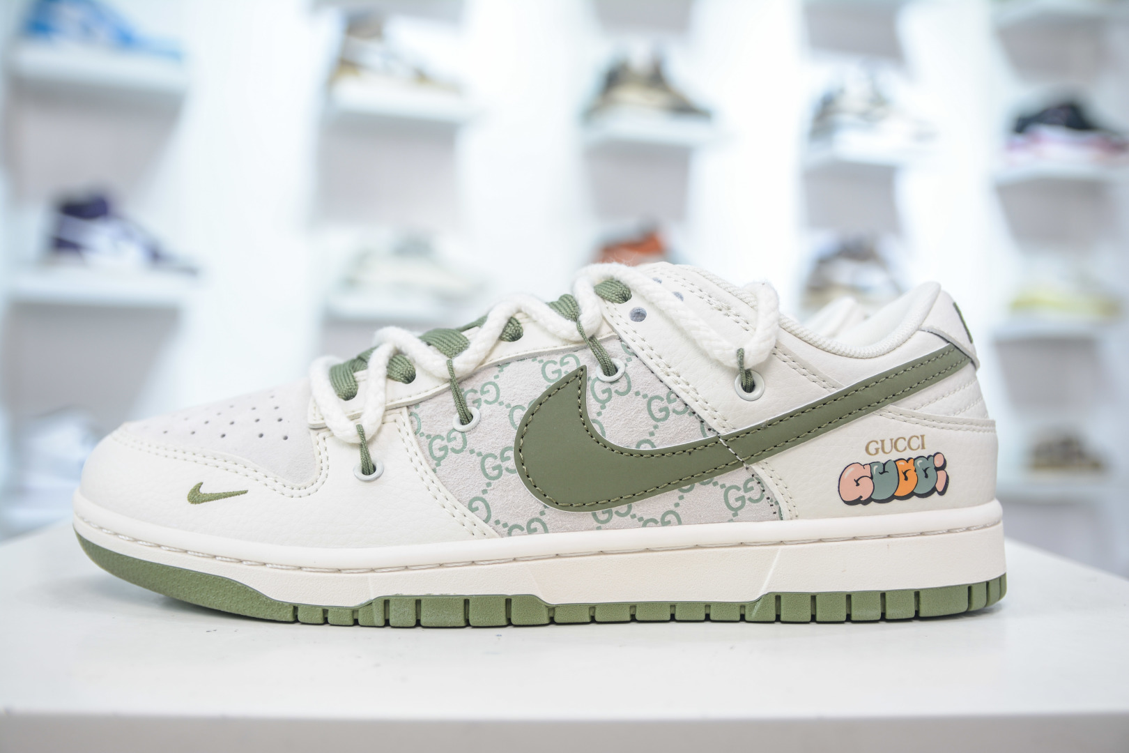 Nike SB Dunk Low x Gucci White Green Sneakers 1 cmp i1753629545165 5052 0 0