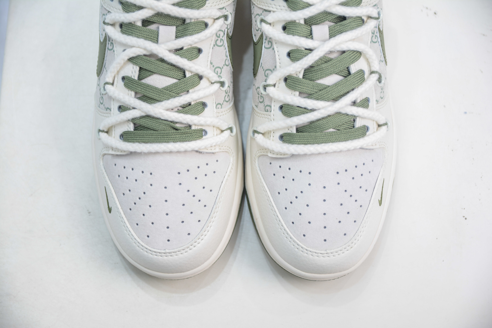 Nike SB Dunk Low x Gucci White Green Sneakers 9 cmp i1753629545171 8002 0 8
