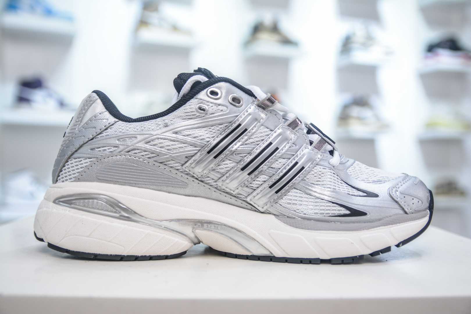 adidoriginals Adistar Cushi3 银色 这双融合品牌合作与文化元素的限量款 IH5928