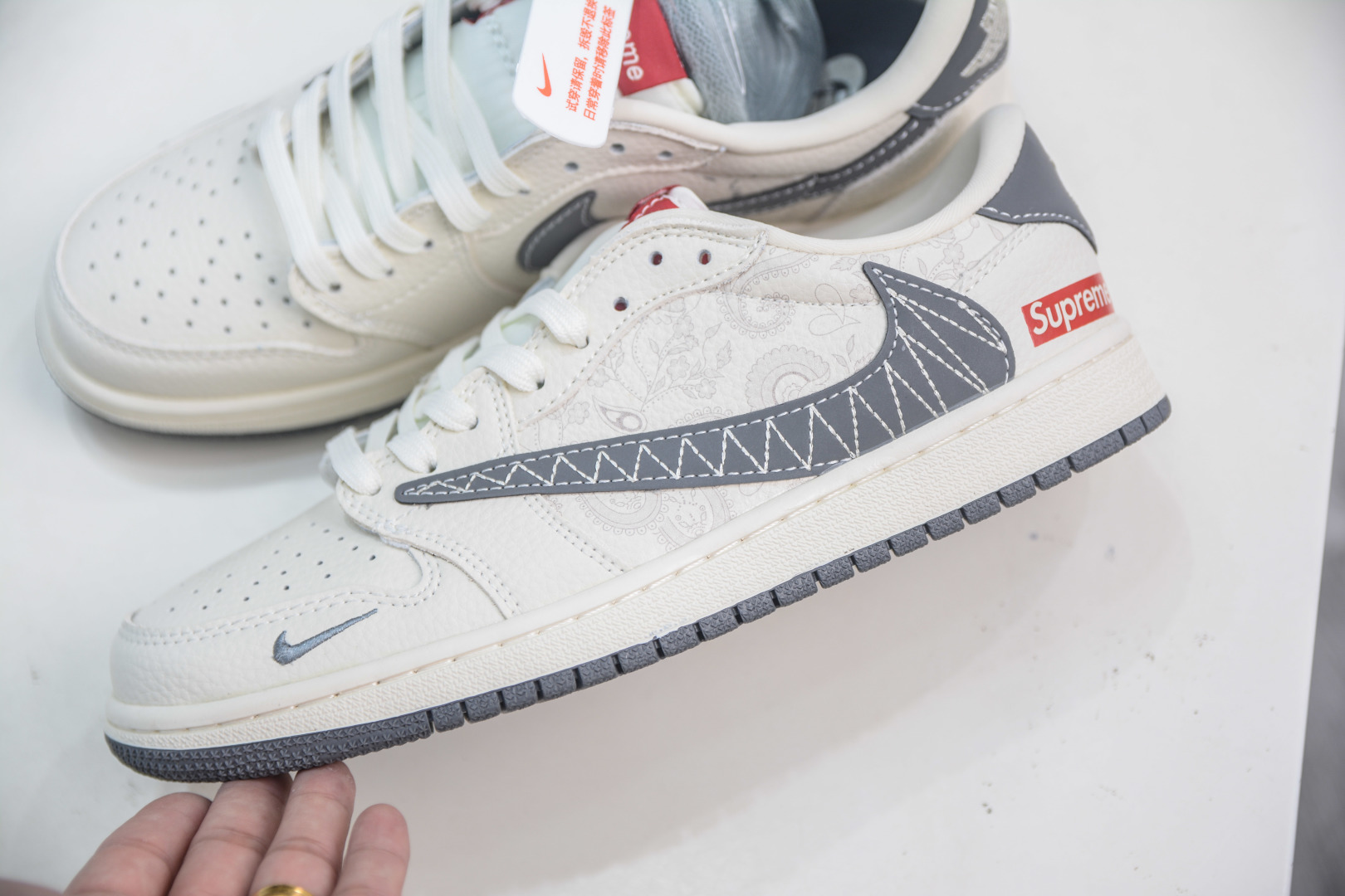 TS x Air Jordan x Supreme AJ1 Low 倒钩低帮联名SUP-米白暗花 XS2025-050