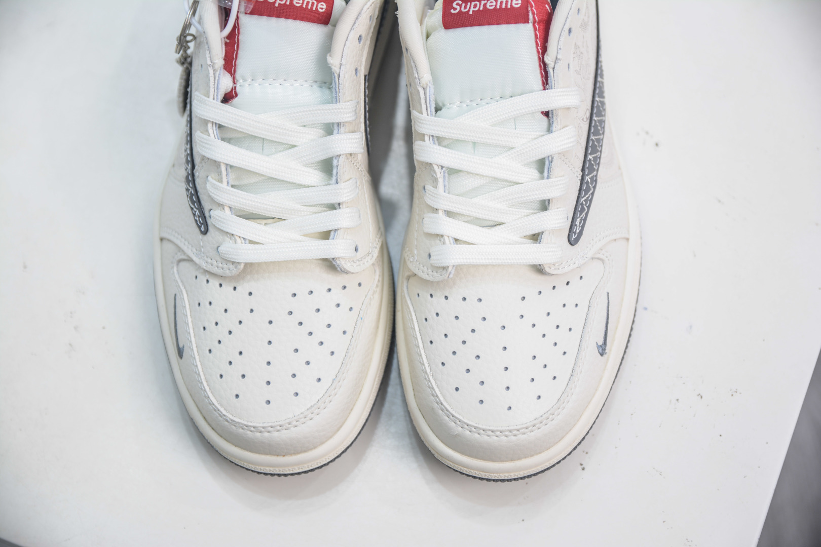 TS x Air Jordan x Supreme AJ1 Low 倒钩低帮联名SUP-米白暗花 XS2025-050