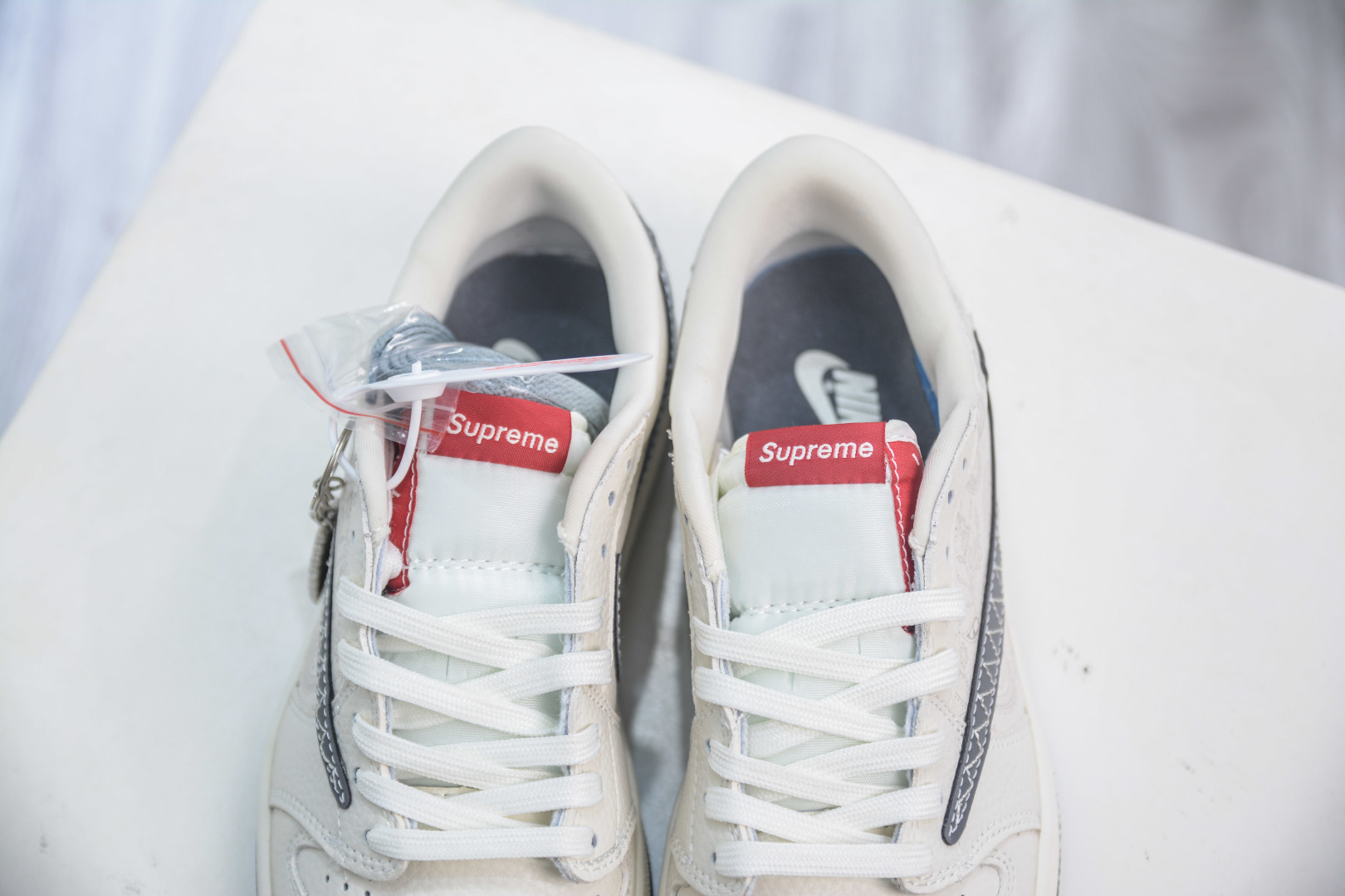 TS x Air Jordan x Supreme AJ1 Low 倒钩低帮联名SUP-米白暗花 XS2025-050