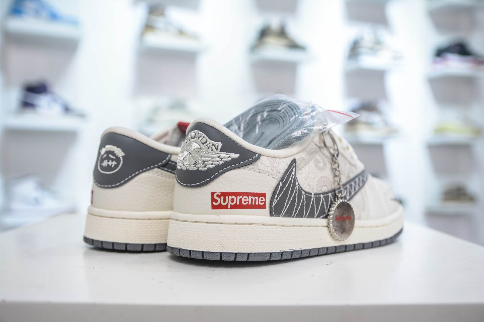TS x Air Jordan x Supreme AJ1 Low 倒钩低帮联名SUP-米白暗花 XS2025-050