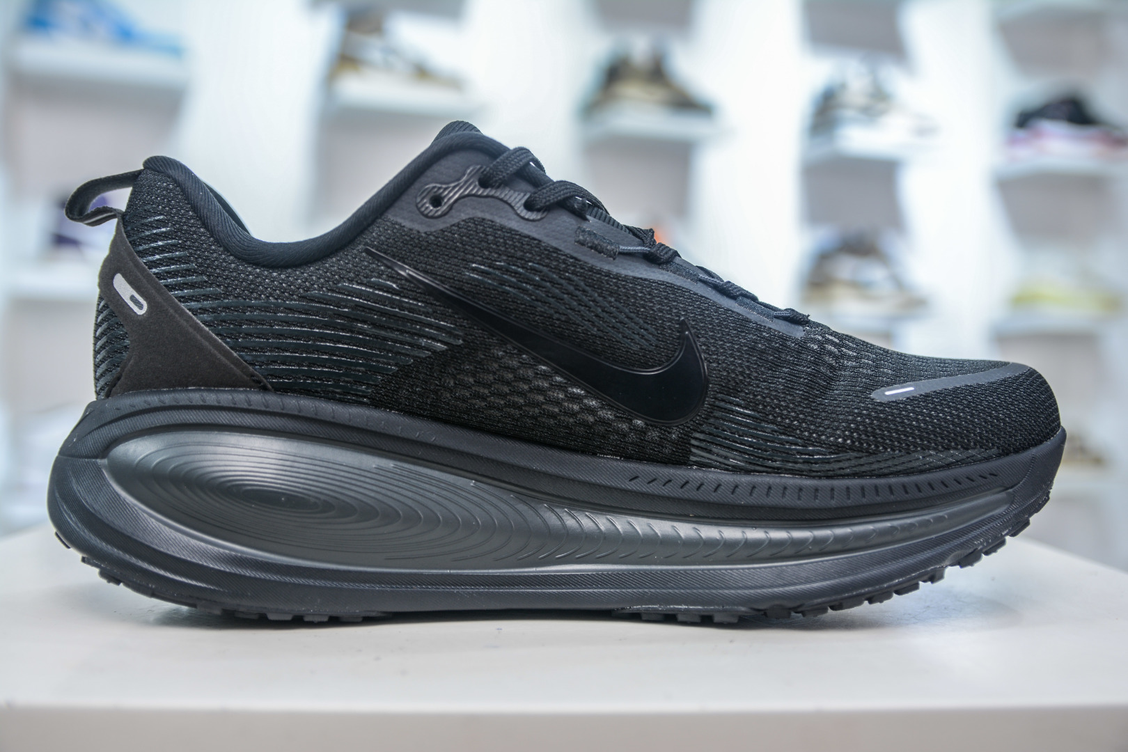 Nike Air Zoom Vomero 18: Lightweight, Comfortable Road Running Shoes for Women 4 cmp i1753791035712 2069 0 2