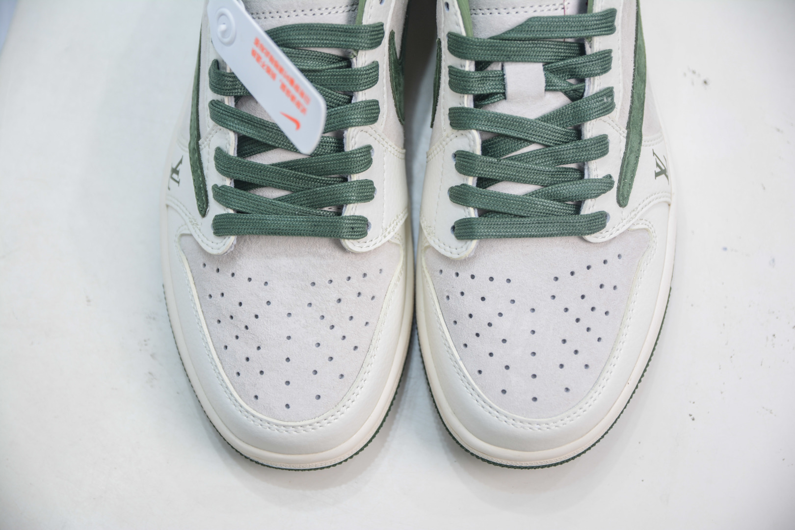 Travis Scott x Nike Air Jordan 1 Low x Louis Vuitton Custom Sneakers 10 cmp i1753791782454 471 0 8