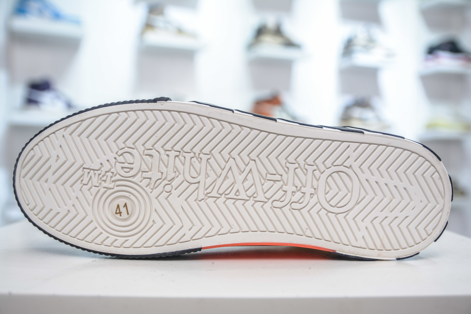 Off-White Vulc Low-Top Sneakers: Iconic Arrow Design, Comfortable Canvas Shoes 5 cmp i1753792470436 5122 0 4