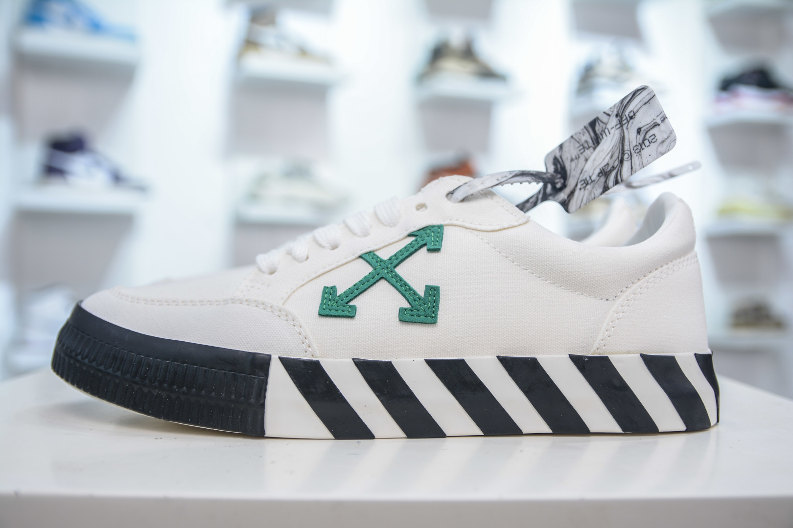 Off-White Vulc Low-Top Sneakers: Iconic Arrow Design, Comfortable Canvas Shoes 1 cmp i1753792470436 6632 0 0