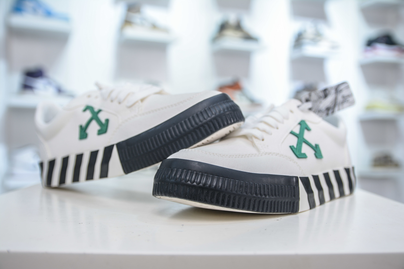Off-White Vulc Low-Top Sneakers: Iconic Arrow Design, Comfortable Canvas Shoes 4 cmp i1753792471512 1680 0 3