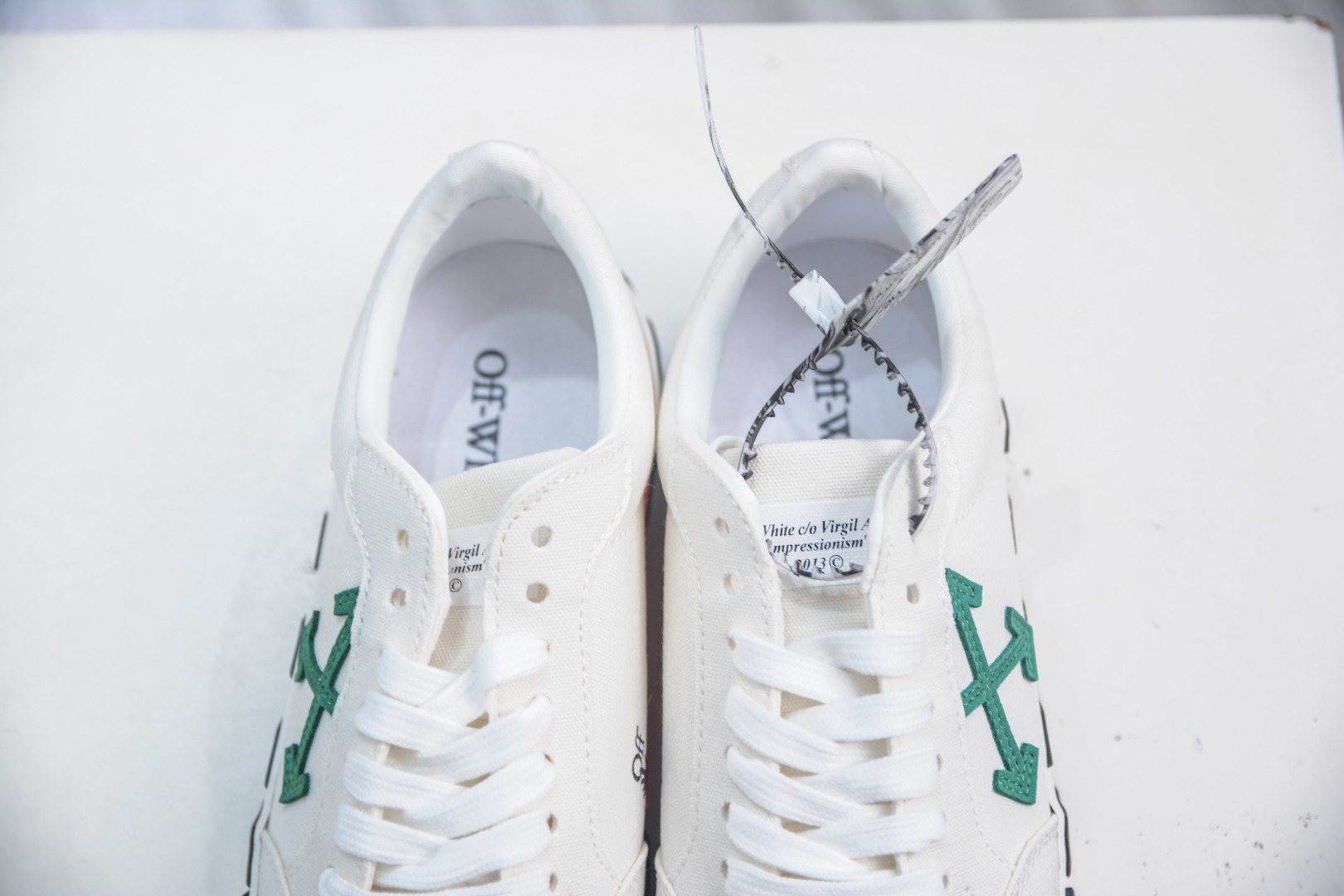 Off-White Vulc Low-Top Sneakers: Iconic Arrow Design, Comfortable Canvas Shoes 8 cmp i1753792471513 2388 0 7