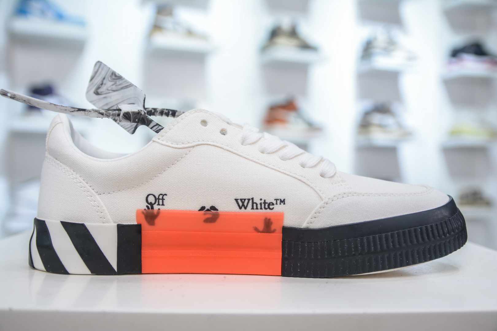 Off-White Vulc Low-Top Sneakers: Iconic Arrow Design, Comfortable Canvas Shoes 3 cmp i1753792471514 5341 0 2