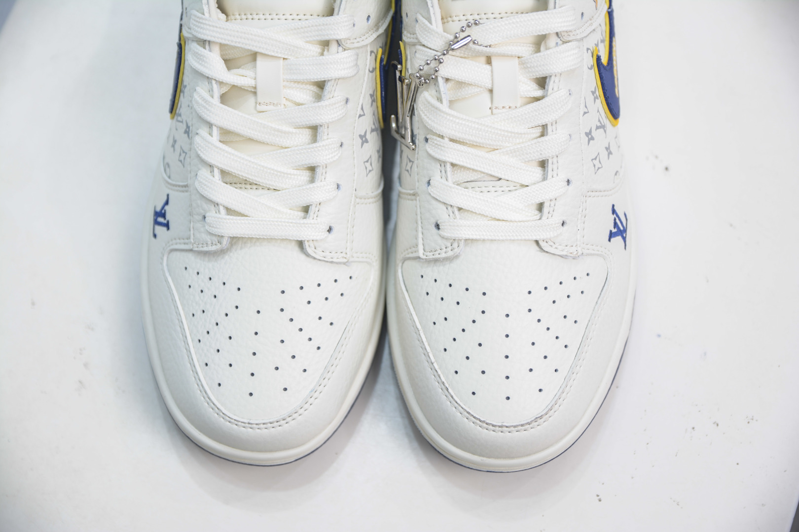 Nike SB Dunk Low x Louis Vuitton White Blue Gold Collaboration Shoes 10 cmp i1753975275098 9714 0 8