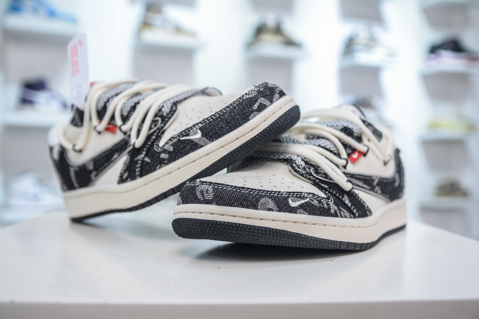Travis Scott x Nike Air Jordan 1 Low Levi's - White Black Denim Sneakers 4 cmp i1753976642225 2318 0 3