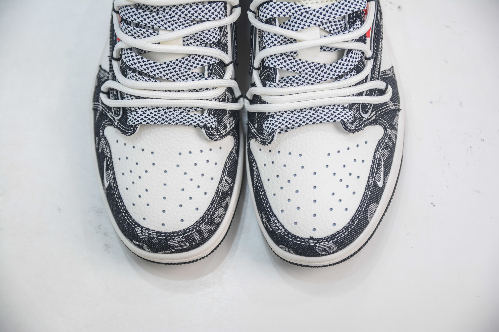 Travis Scott x Nike Air Jordan 1 Low Levi's - White Black Denim Sneakers 9 cmp i1753976642228 910 0 8