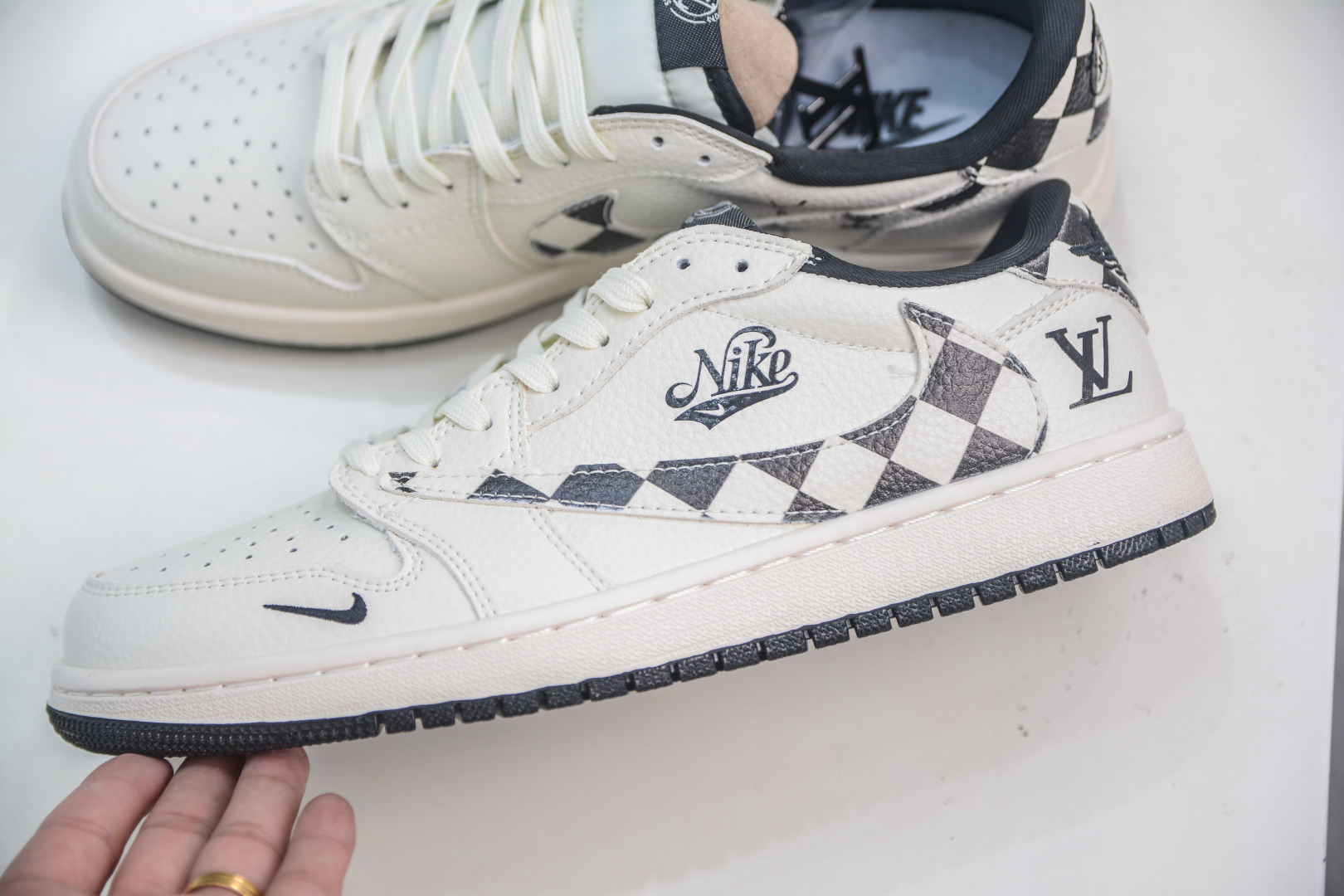 Air Jordan AJ1 Low X Louis Vuitt低帮联名LV-米白黑棋盘格 LD2028-040