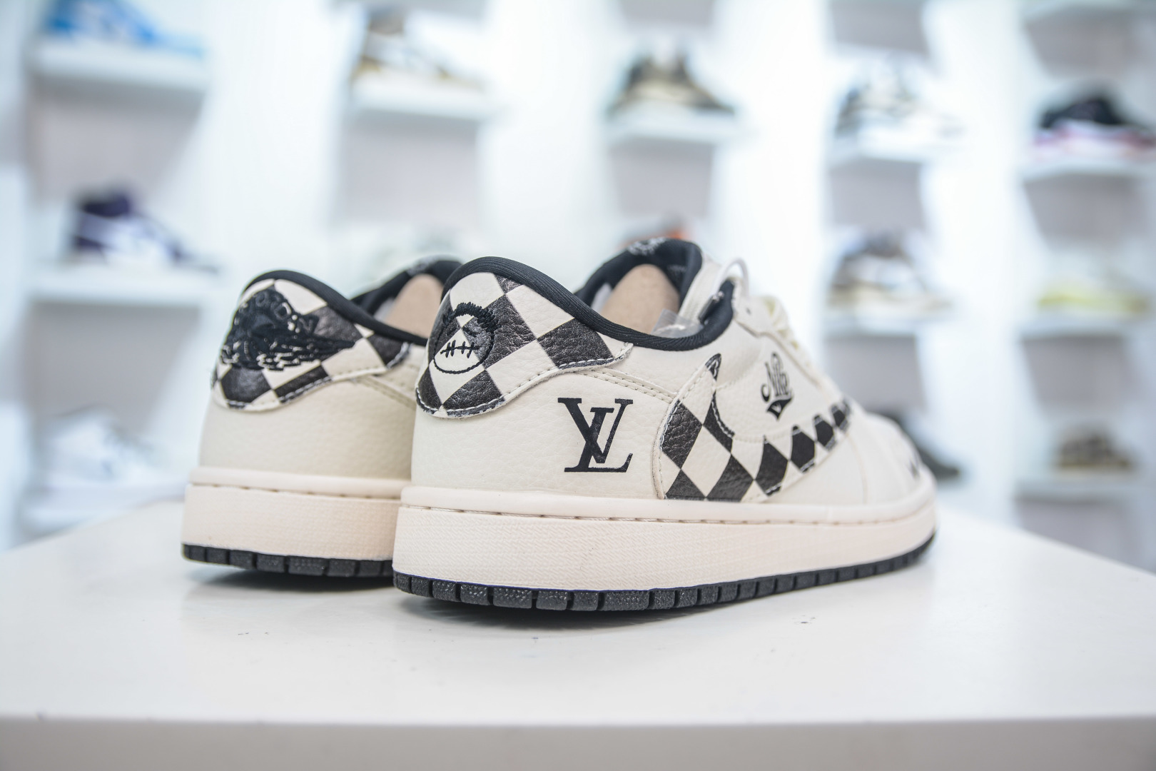 Air Jordan AJ1 Low X Louis Vuitt低帮联名LV-米白黑棋盘格 LD2028-040