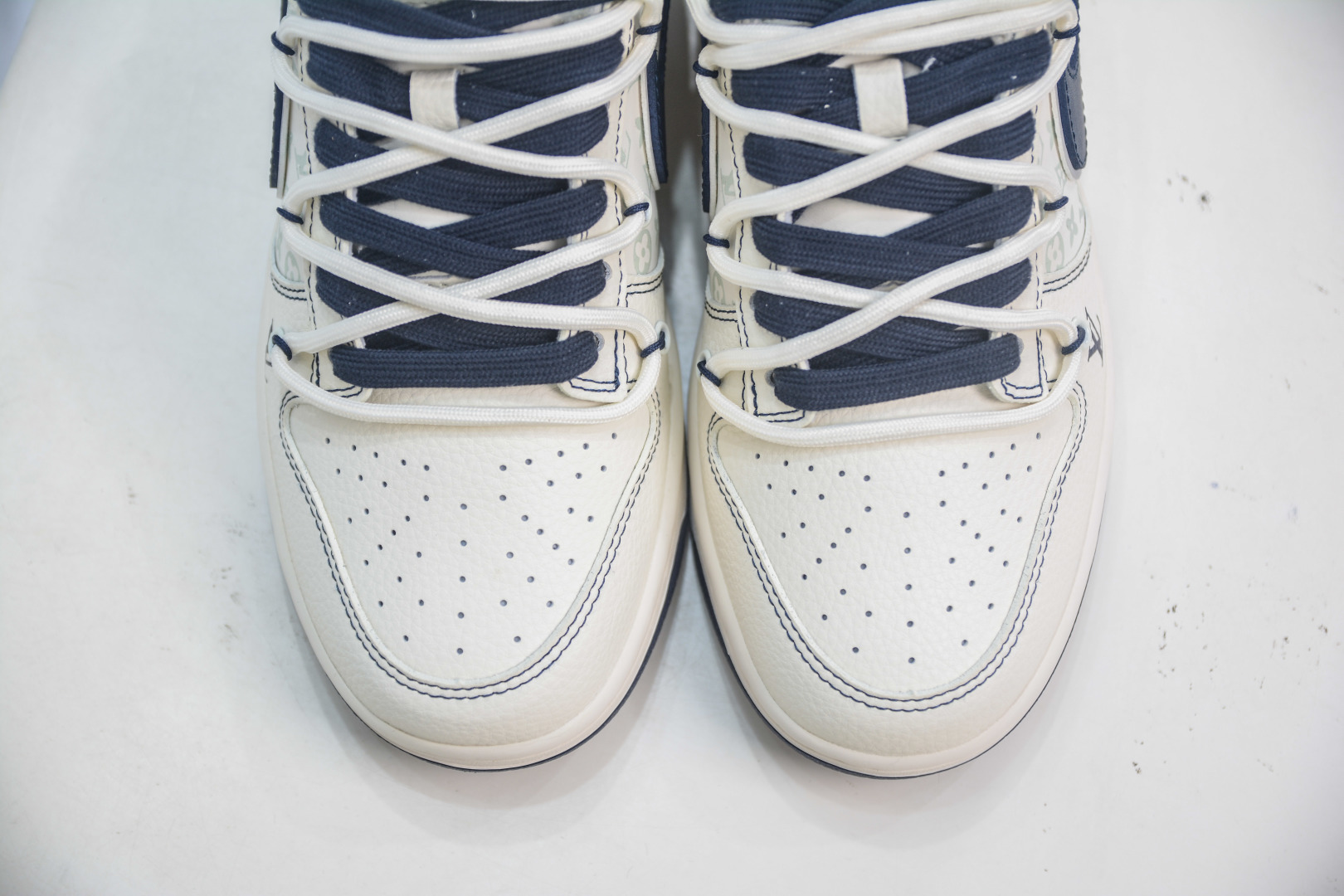 Nike SB Dunk Low x Louis Vuitton White Deep Blue Sneakers 9 cmp i1754319539191 4785 0 8