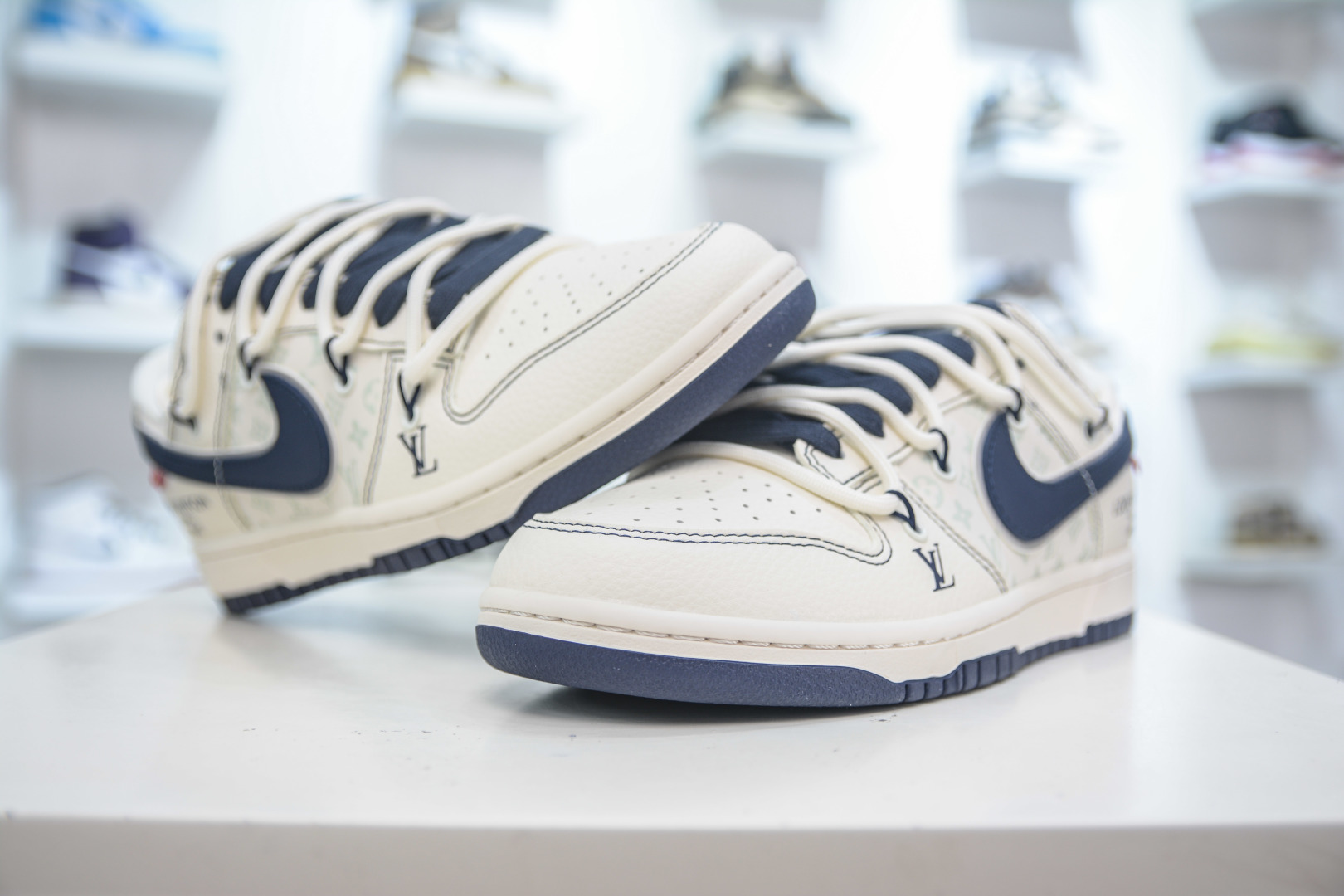 Nike SB Dunk Low x Louis Vuitton White Deep Blue Sneakers 4 cmp i1754319540588 1100 0 3