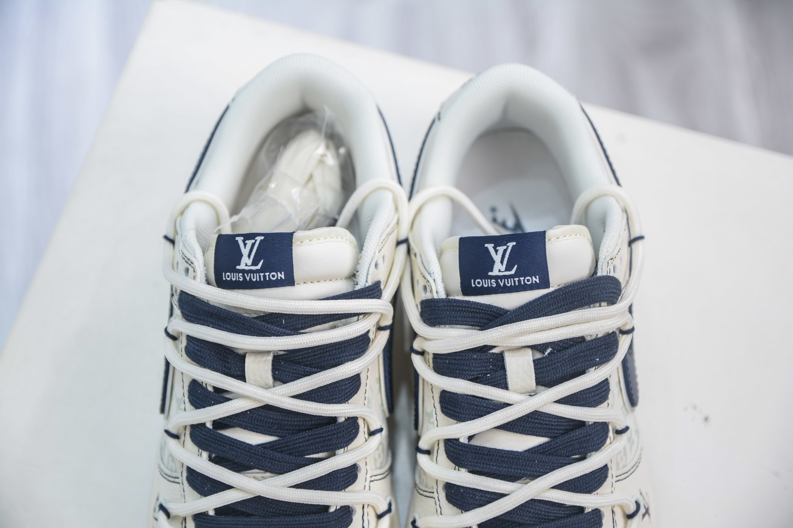 Nike SB Dunk Low x Louis Vuitton White Deep Blue Sneakers 8 cmp i1754319540590 5006 0 7