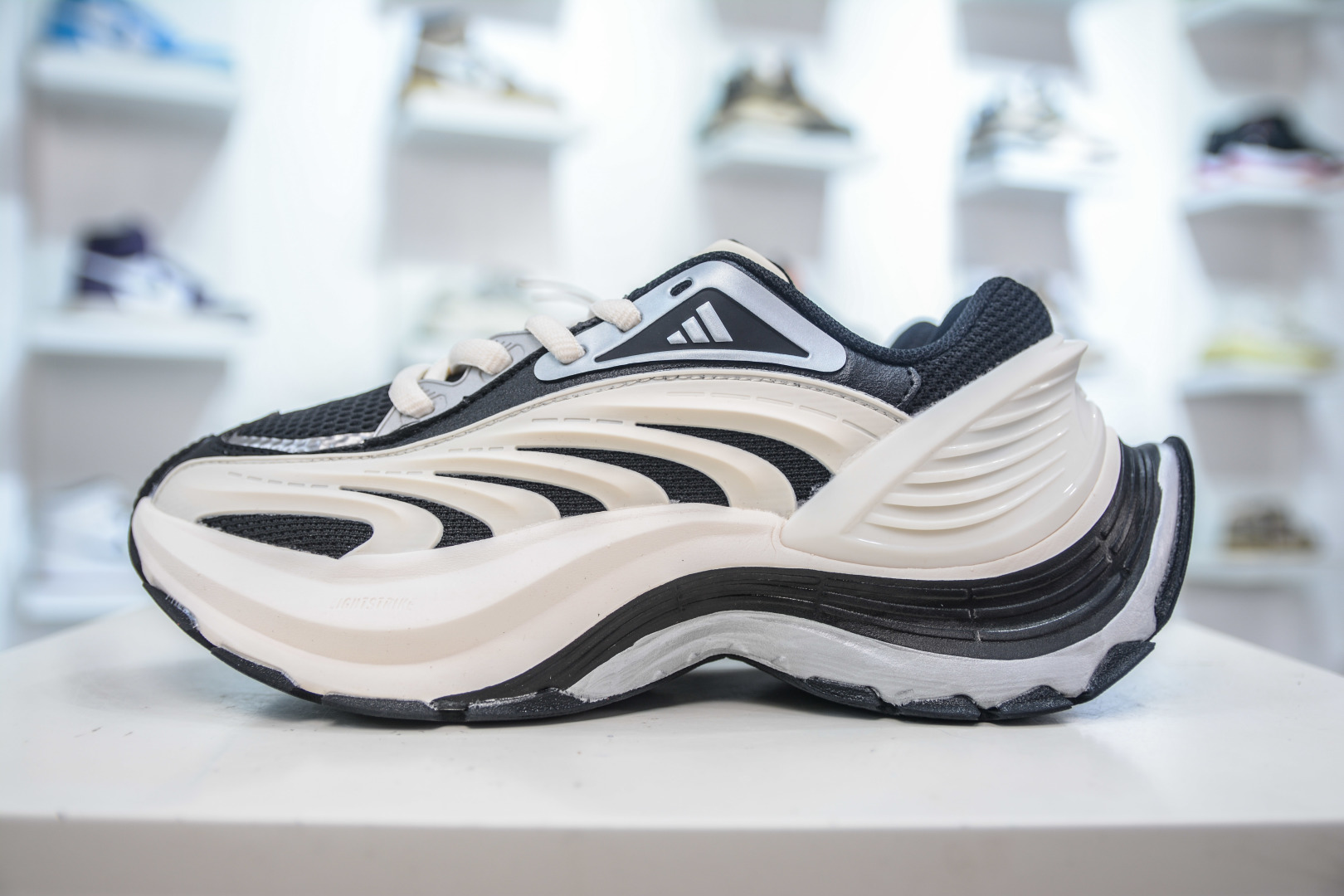 Adidas XLG MTW IH1571 Retro Modern Chunky Sneakers - Breathable and Comfortable 1 cmp i1755306914420 3489 0 0