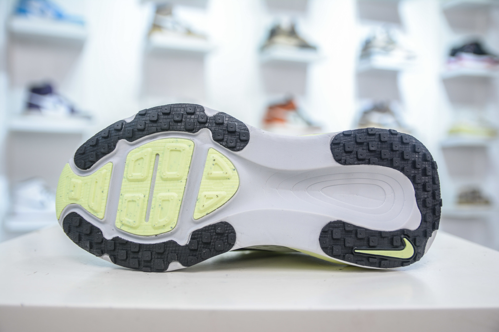 Nike Air Zoom Vomero 18: Comfortable & Breathable Running Shoes for Everyday 5 cmp i1755307246316 7539 0 4