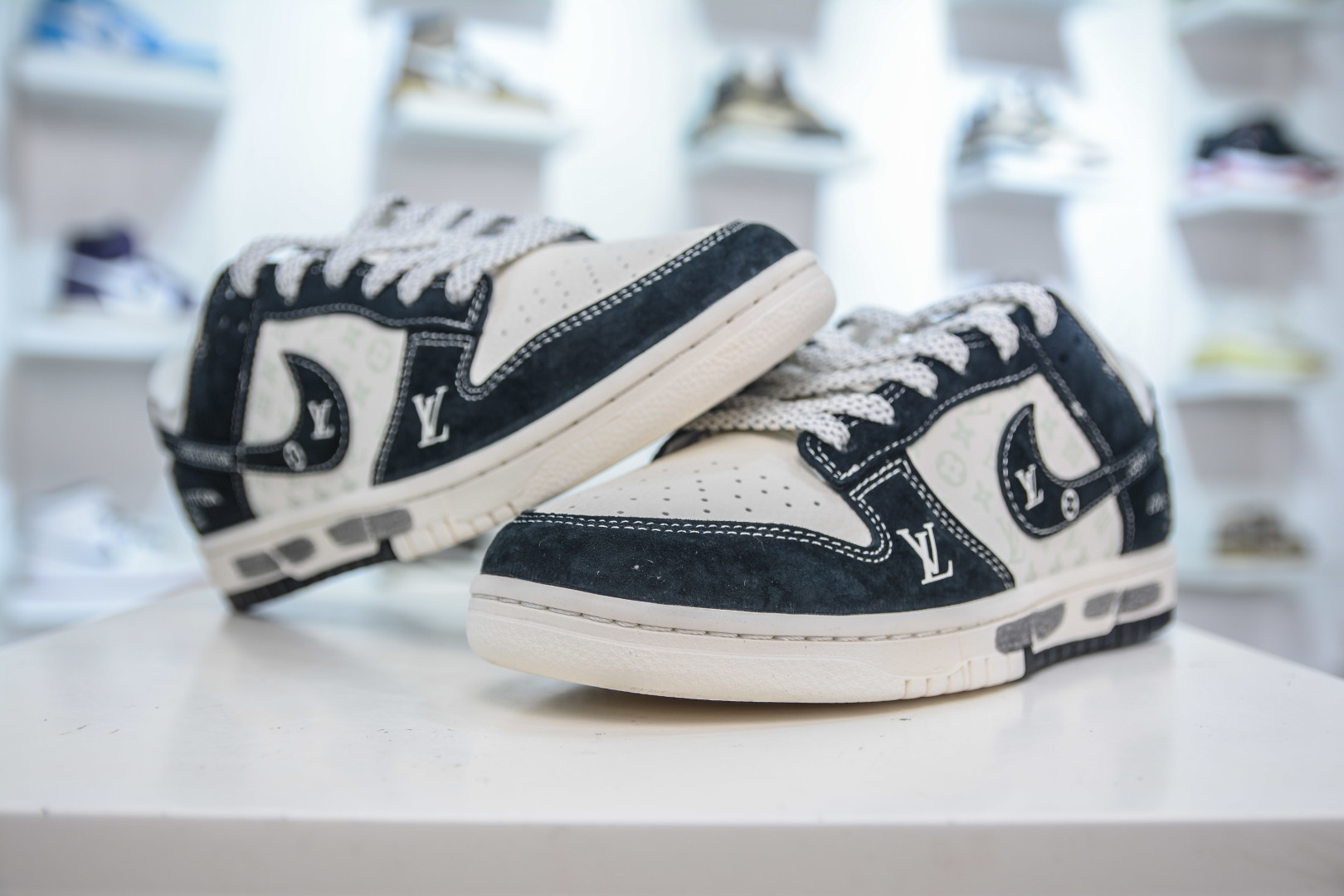 Nike SB Dunk Low x Louis Vuitton Black/White Sneakers - Premium Quality 4 cmp i1755307402934 5541 0 3