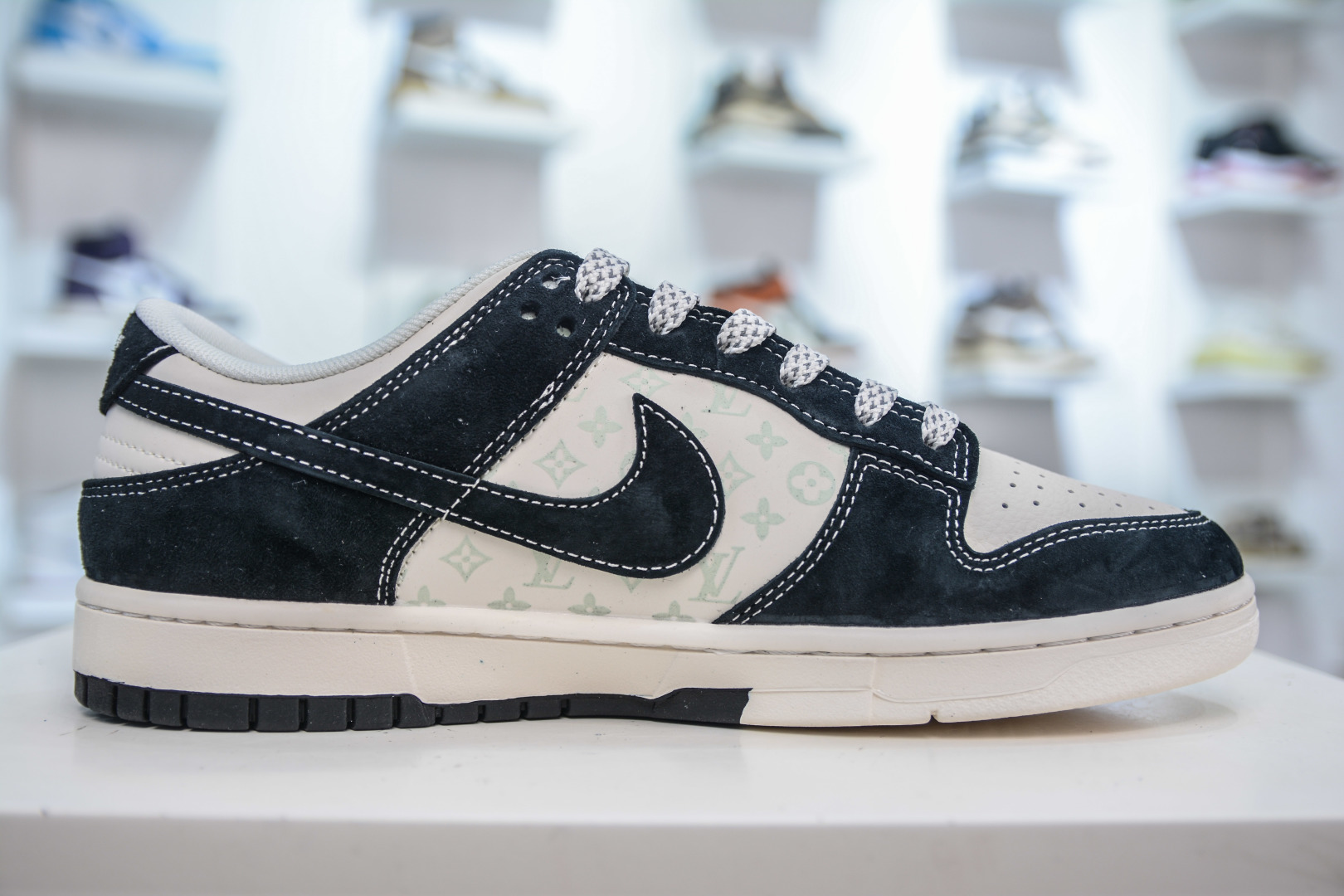 Nike SB Dunk Low x Louis Vuitton Black/White Sneakers - Premium Quality 3 cmp i1755307402934 6179 0 2
