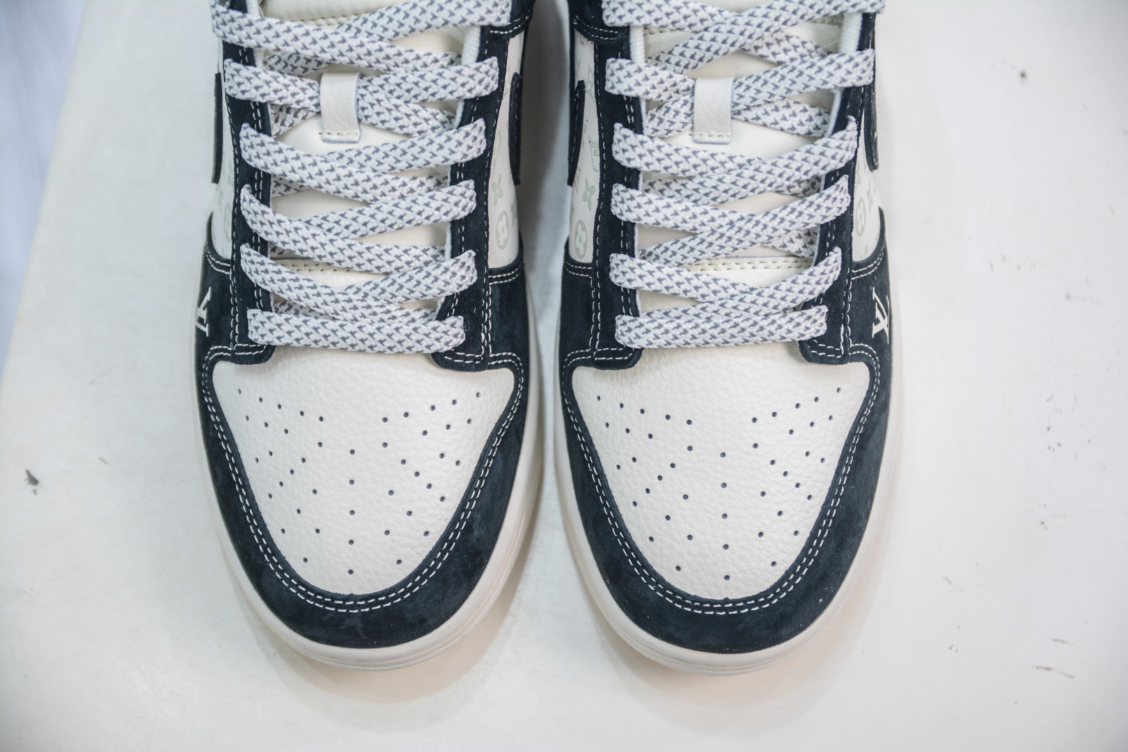 Nike SB Dunk Low x Louis Vuitton Black/White Sneakers - Premium Quality 9 cmp i1755307403943 3397 0 8