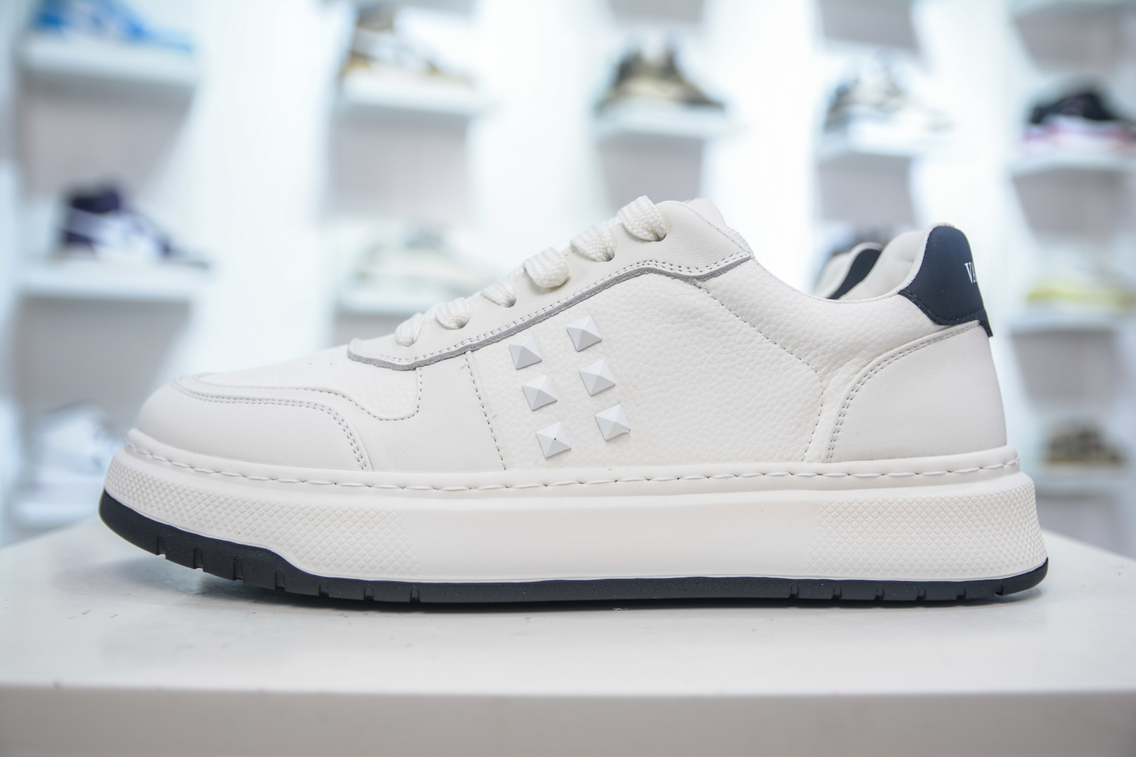 350 Valentino 华伦天奴 Rockstud untitled 厚底休闲铆钉小白鞋