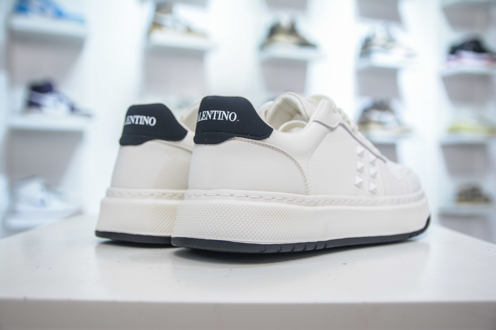 350 Valentino 华伦天奴 Rockstud untitled 厚底休闲铆钉小白鞋