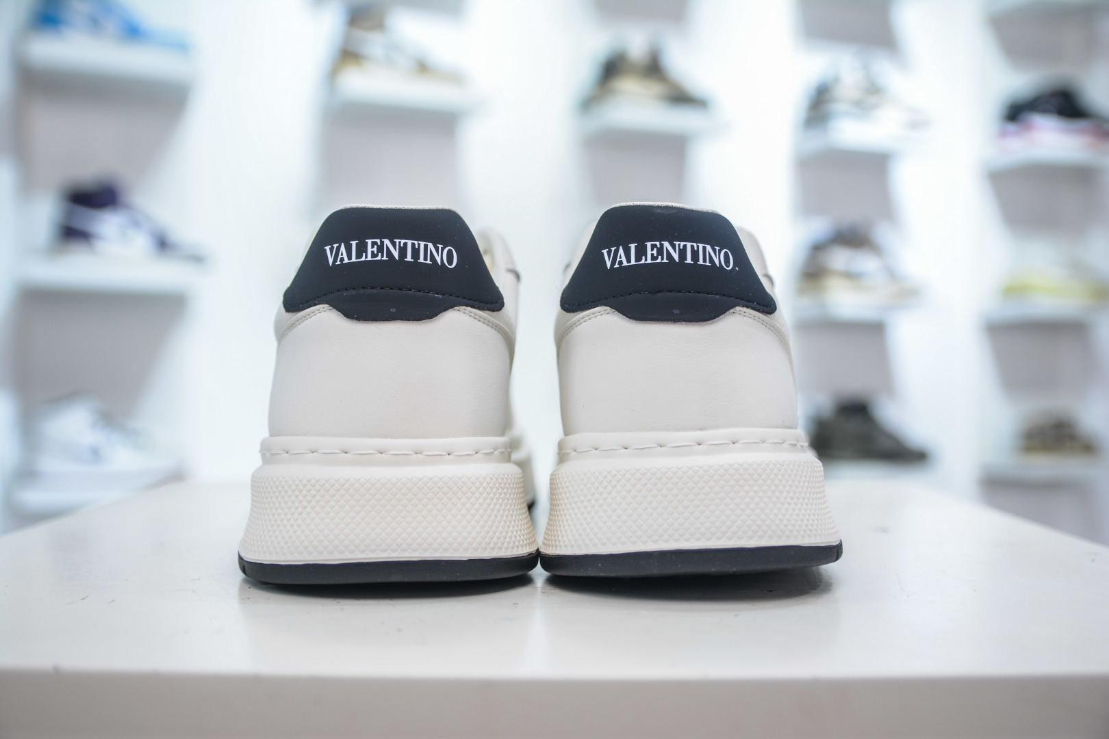 350 Valentino 华伦天奴 Rockstud untitled 厚底休闲铆钉小白鞋