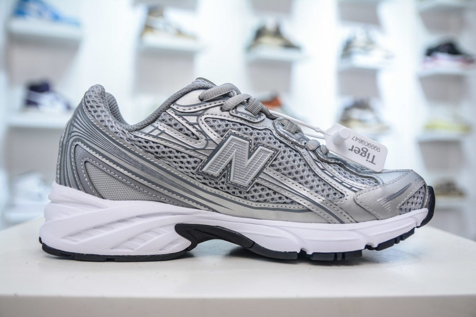 New Balance MR740: Retro Style, Modern Comfort Running Shoes 3 cmp i1755536977740 9122 0 2