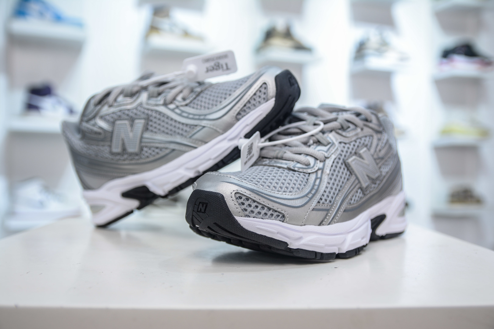 New Balance MR740: Retro Style, Modern Comfort Running Shoes 4 cmp i1755536977741 2453 0 3