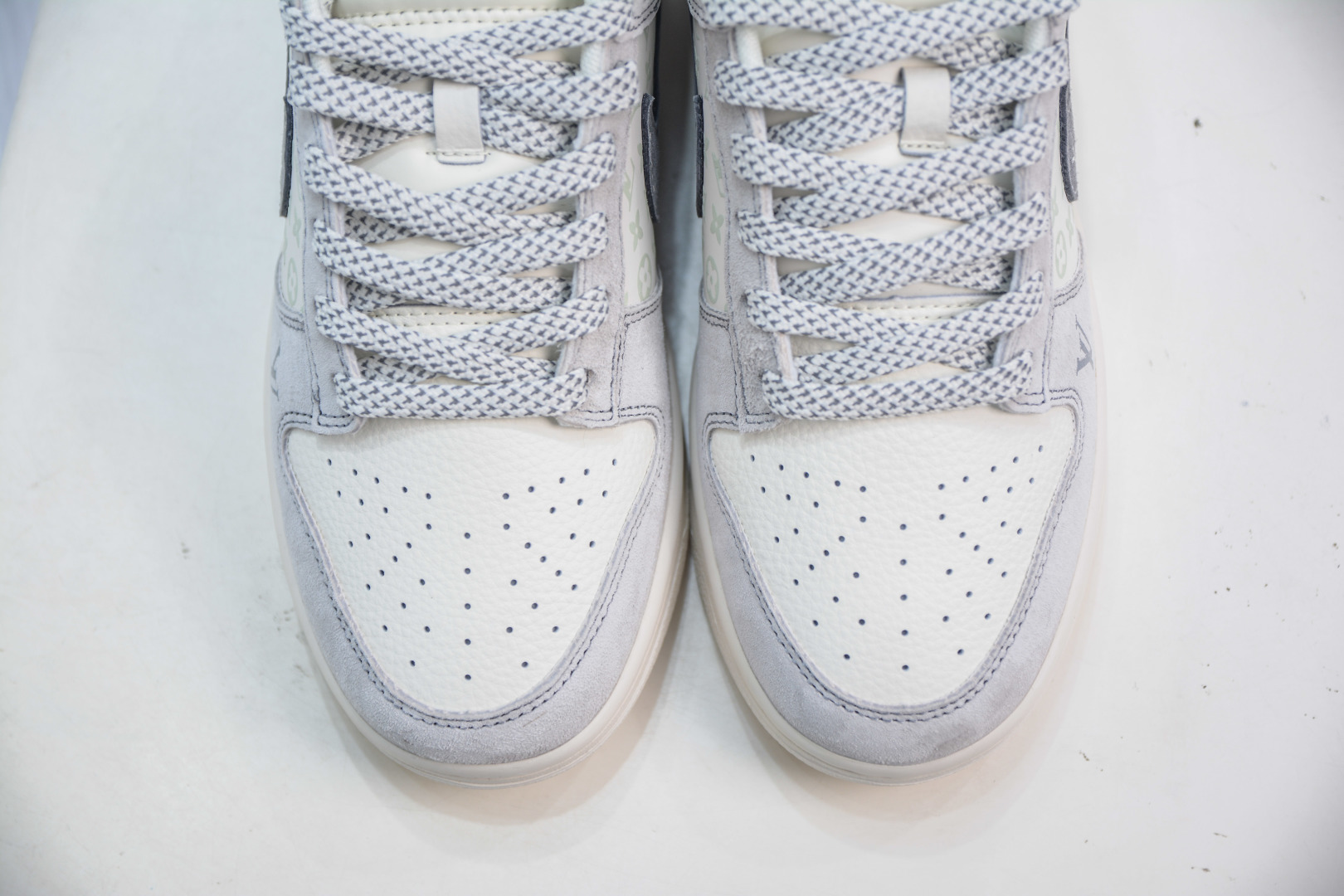 Nike SB Dunk Low x Louis Vuitton White Grey Premium Leather Sneakers 10 cmp i1755883988013 6736 0 8