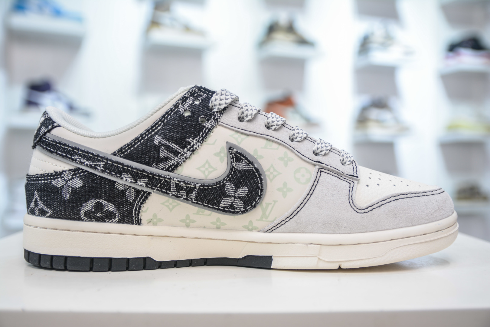 Nike SB Dunk Low x Louis Vuitton White Black Denim Sneakers 4 cmp i1755966415029 3308 0 2