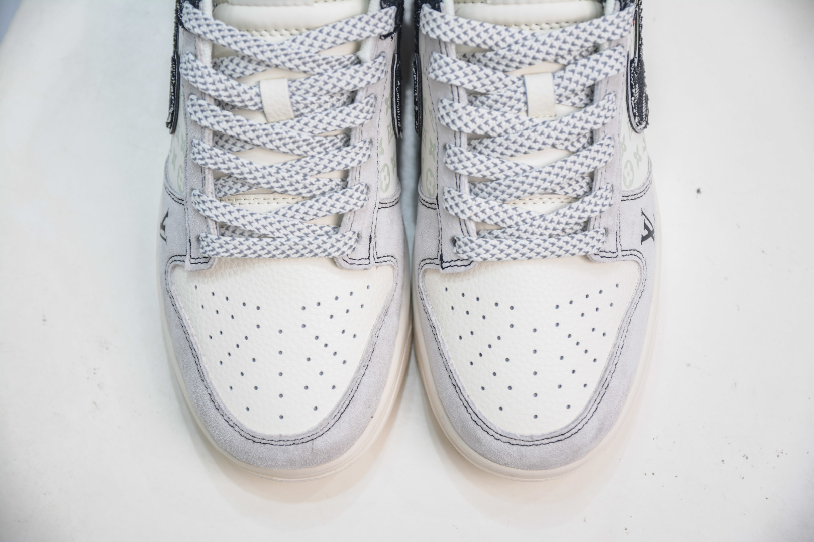 Nike SB Dunk Low x Louis Vuitton White Black Denim Sneakers 10 cmp i1755966416720 561 0 8