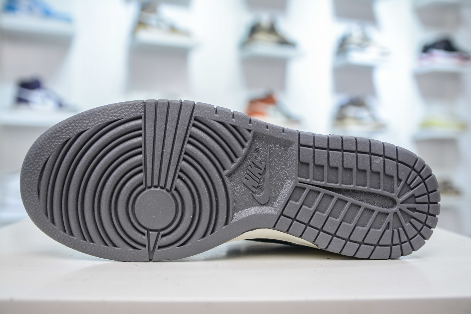 Nike SB Dunk Low x BE@RBRICK "Hipanda" White Grey Sneakers 6 cmp i1755966960563 8306 0 4