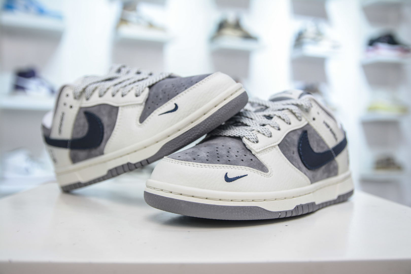 Nike SB Dunk Low x BE@RBRICK "Hipanda" White Grey Sneakers 5 cmp i1755966960565 8362 0 3