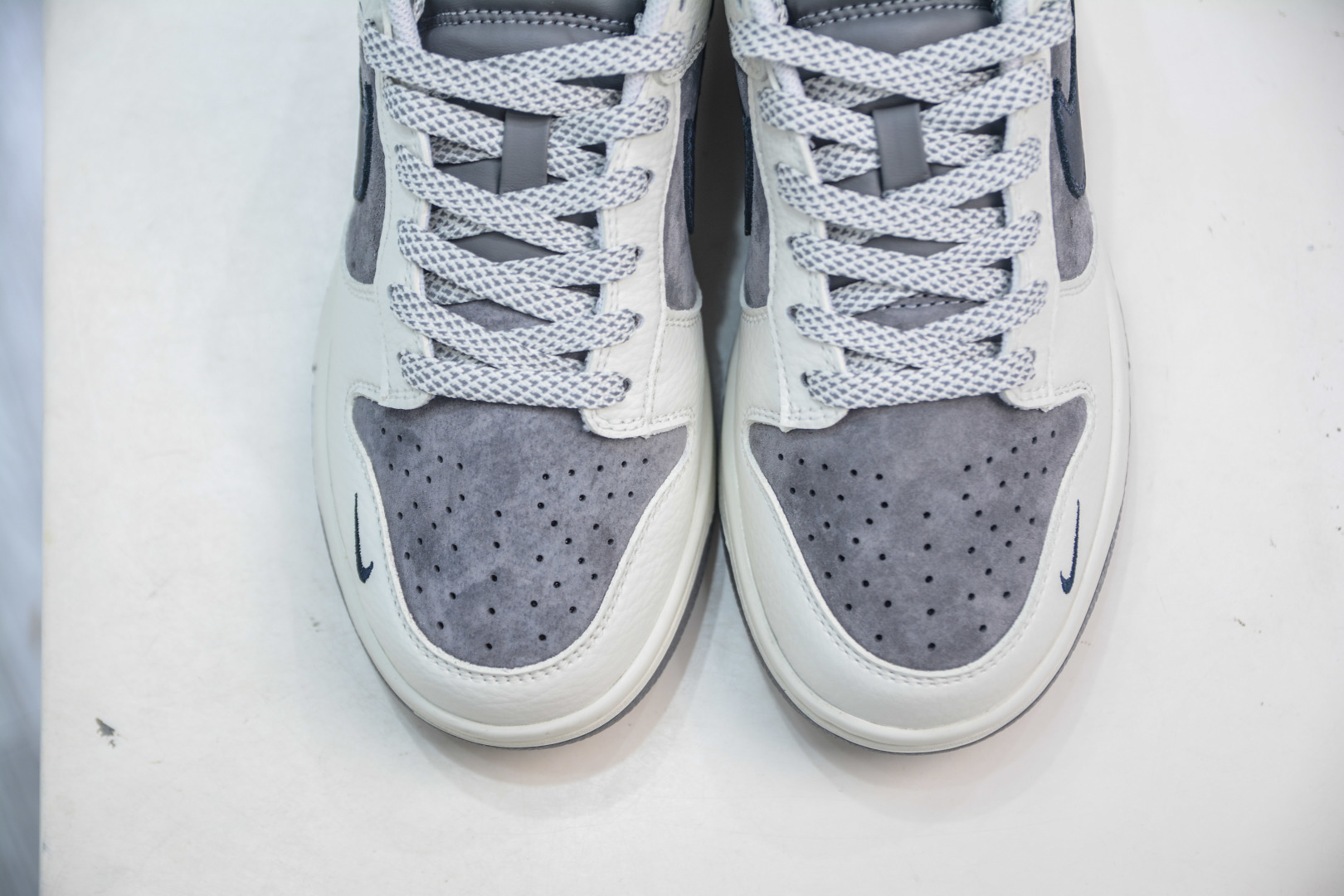 Nike SB Dunk Low x BE@RBRICK "Hipanda" White Grey Sneakers 10 cmp i1755966961559 8185 0 8