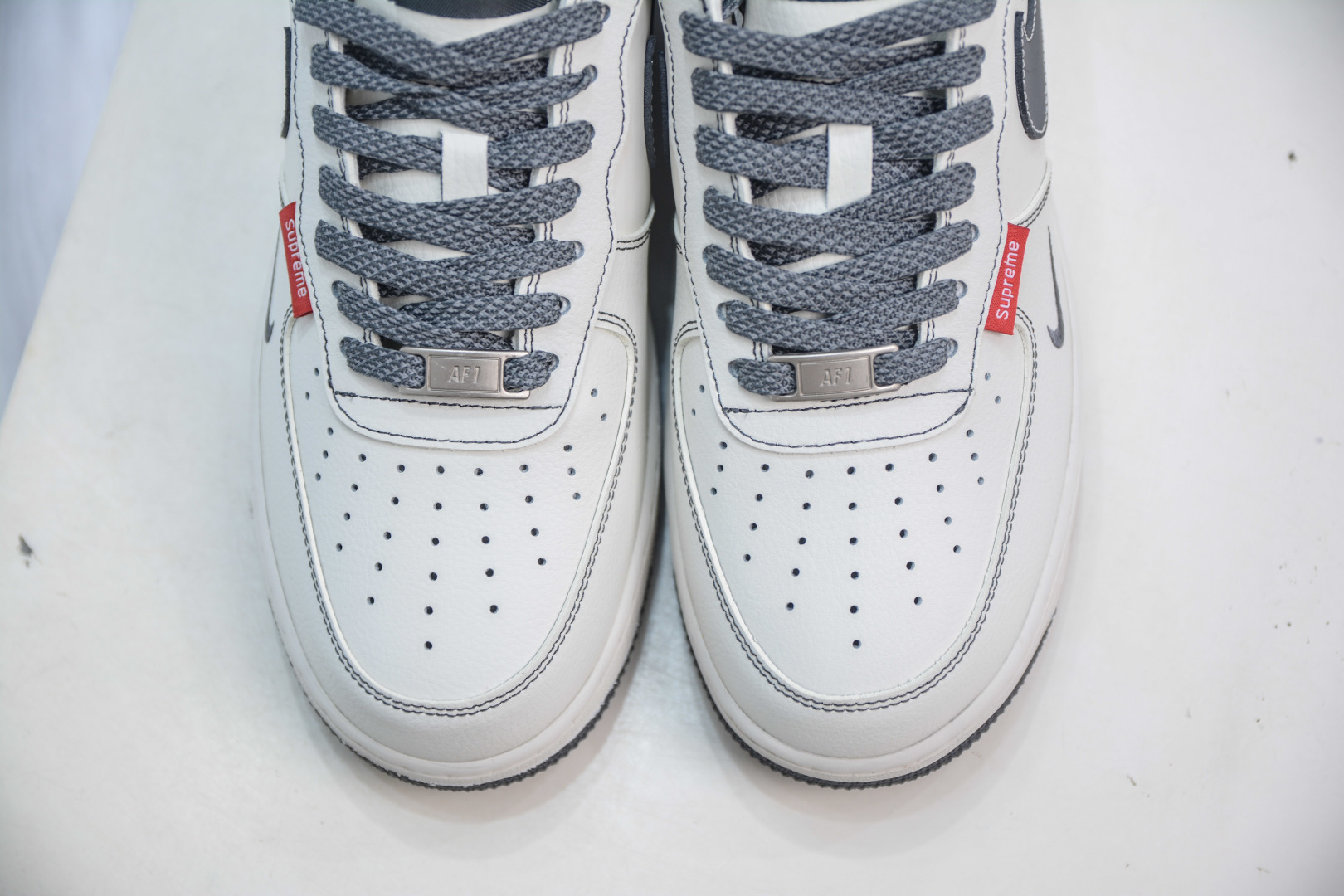 Nike Air Force 1 '07 Low x Supreme White/Grey/Red Sneakers 10 cmp i1756053767713 588 0 8