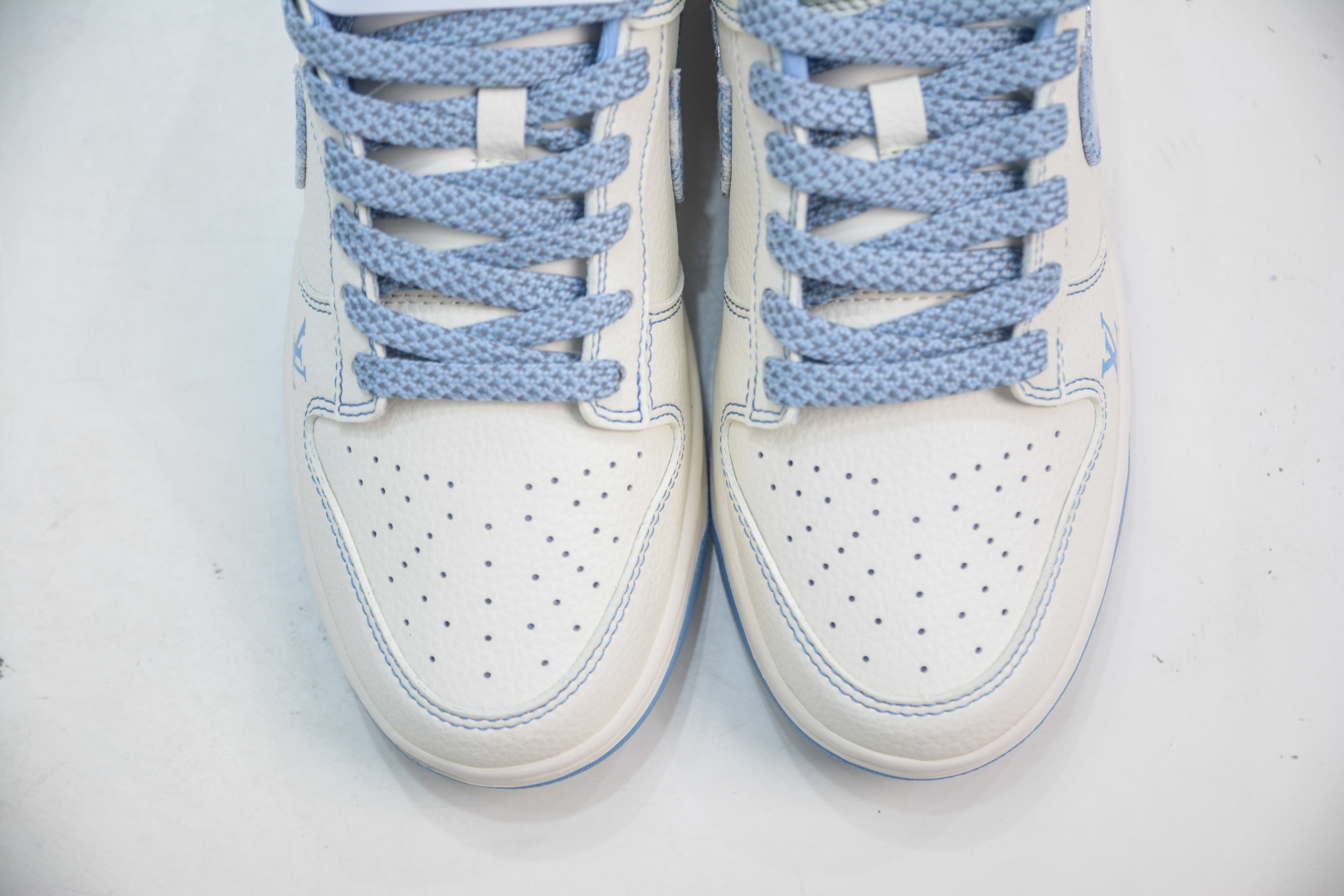 Nike SB Dunk Low x Louis Vuitton Ice Blue Denim Sneakers JP1628-028 9 cmp i1756140398888 9435 0 8