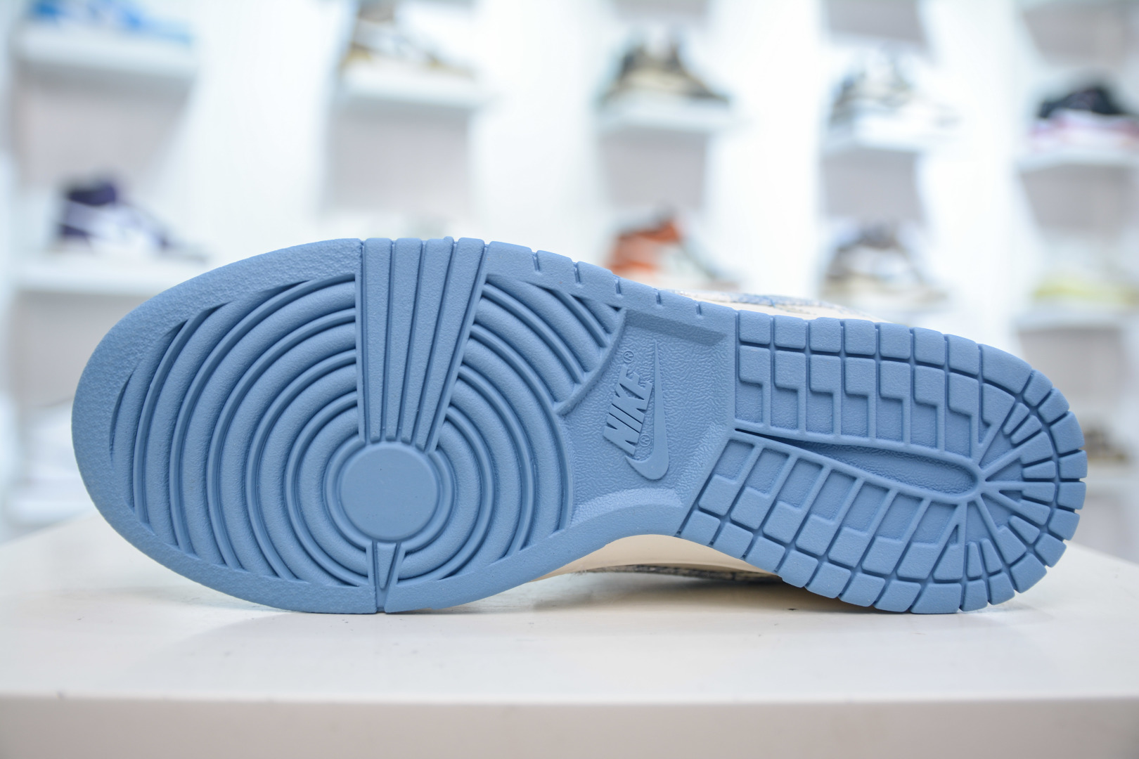 Nike SB Dunk Low x Louis Vuitton Ice Blue Denim Sneakers JP1628-028 5 cmp i1756140398890 6620 0 4