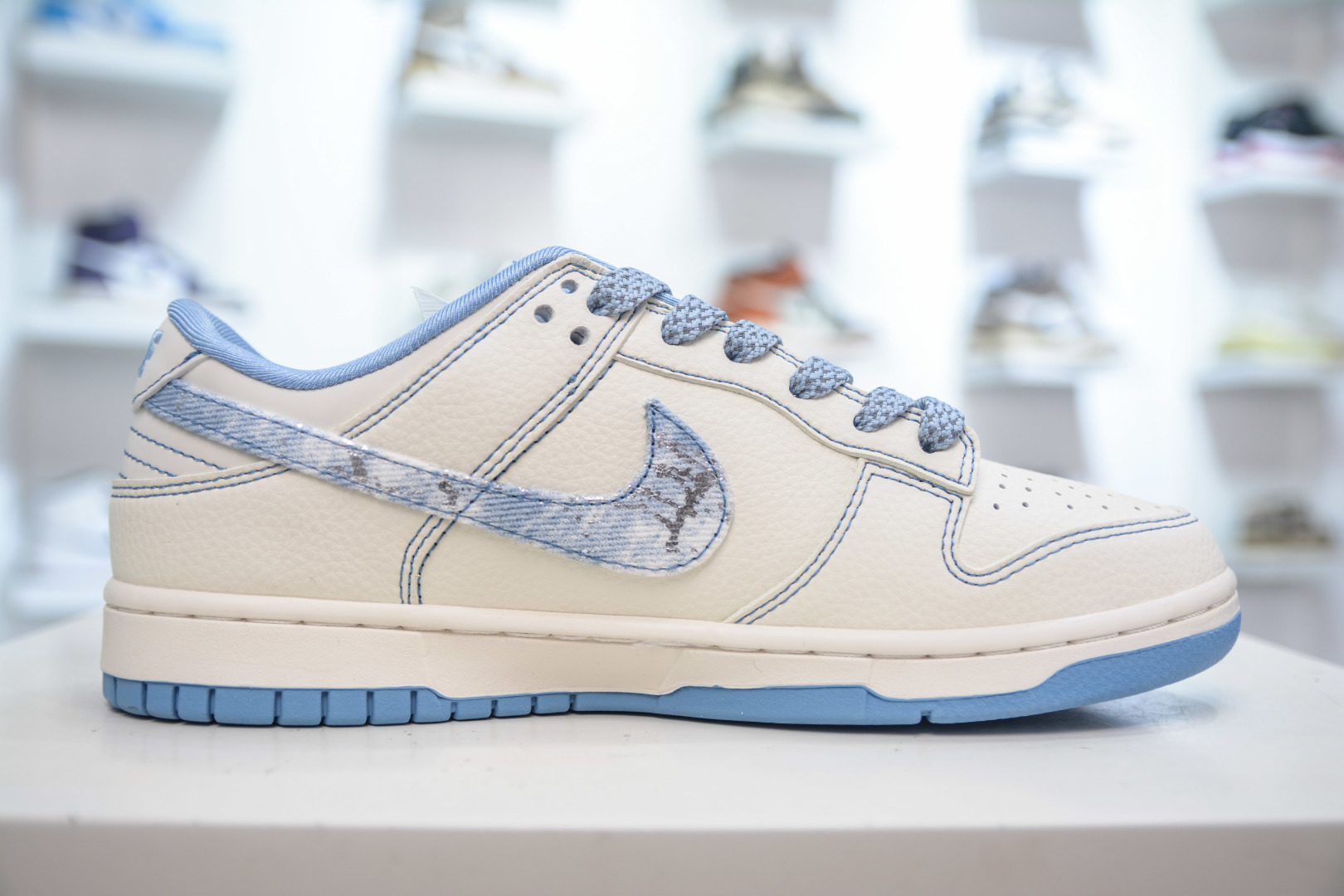 Nike SB Dunk Low x Louis Vuitton Ice Blue Denim Sneakers JP1628-028 3 cmp i1756140398945 8392 0 2