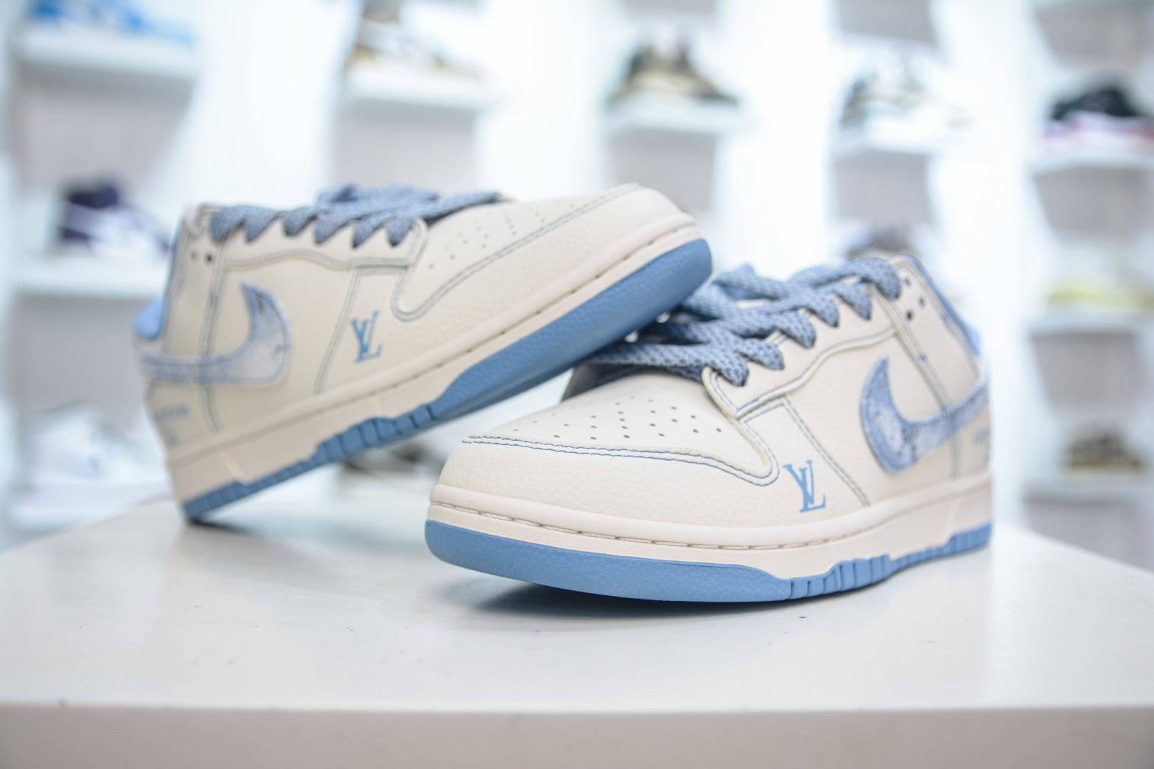 Nike SB Dunk Low x Louis Vuitton Ice Blue Denim Sneakers JP1628-028 4 cmp i1756140399908 831 0 3